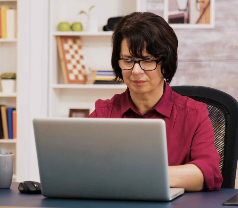 Adultos participando en una clase online de una academia de inglés situada en Madrid capital, con actividades dinámicas y conversación en vivo.